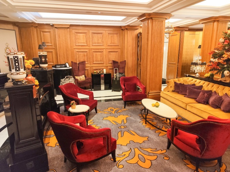 Wieczorna atmosfera w elegancko zaaranżowanym wnętrzu restauracji