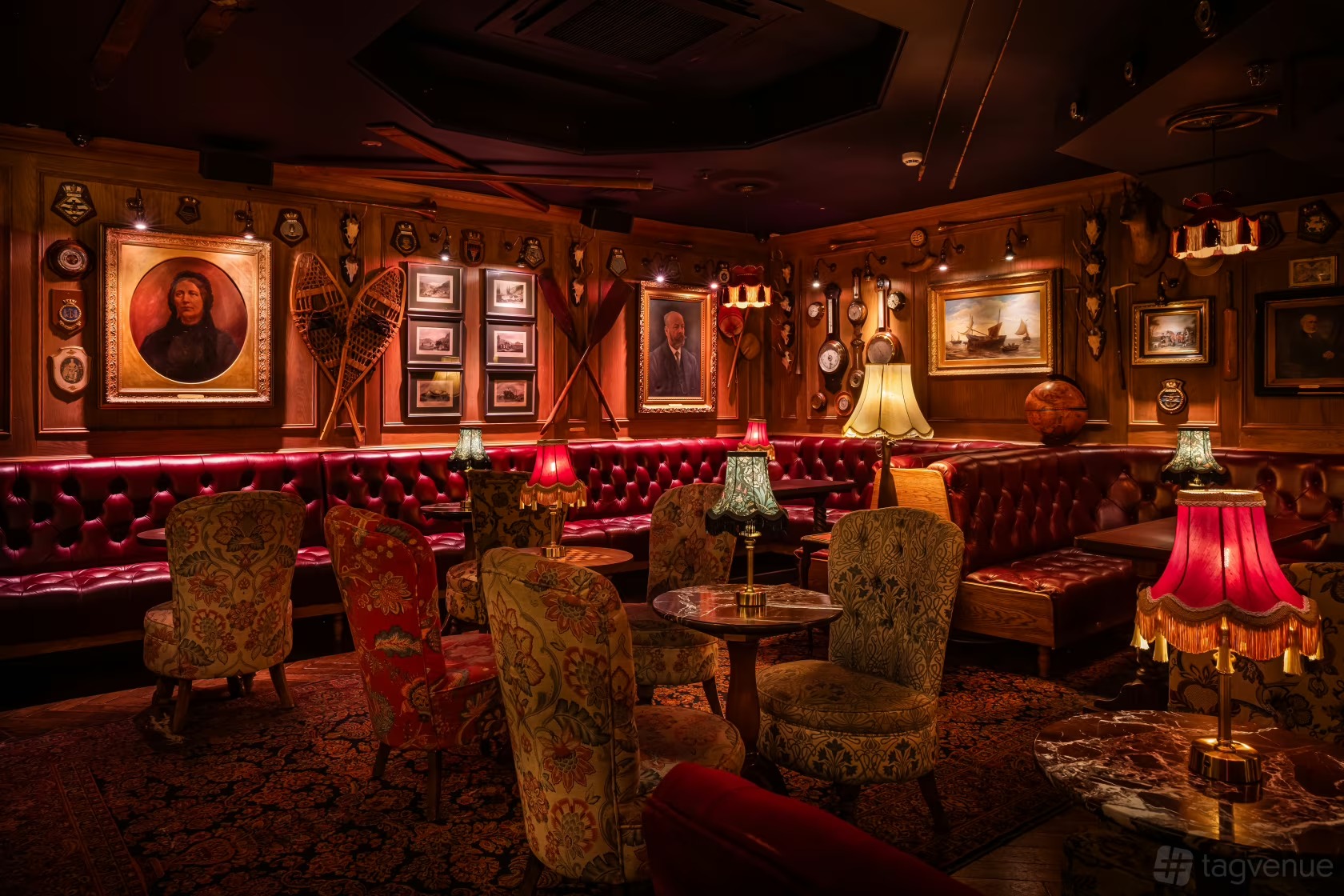 Eleganckie wnętrze restauracji ze strefą lounge