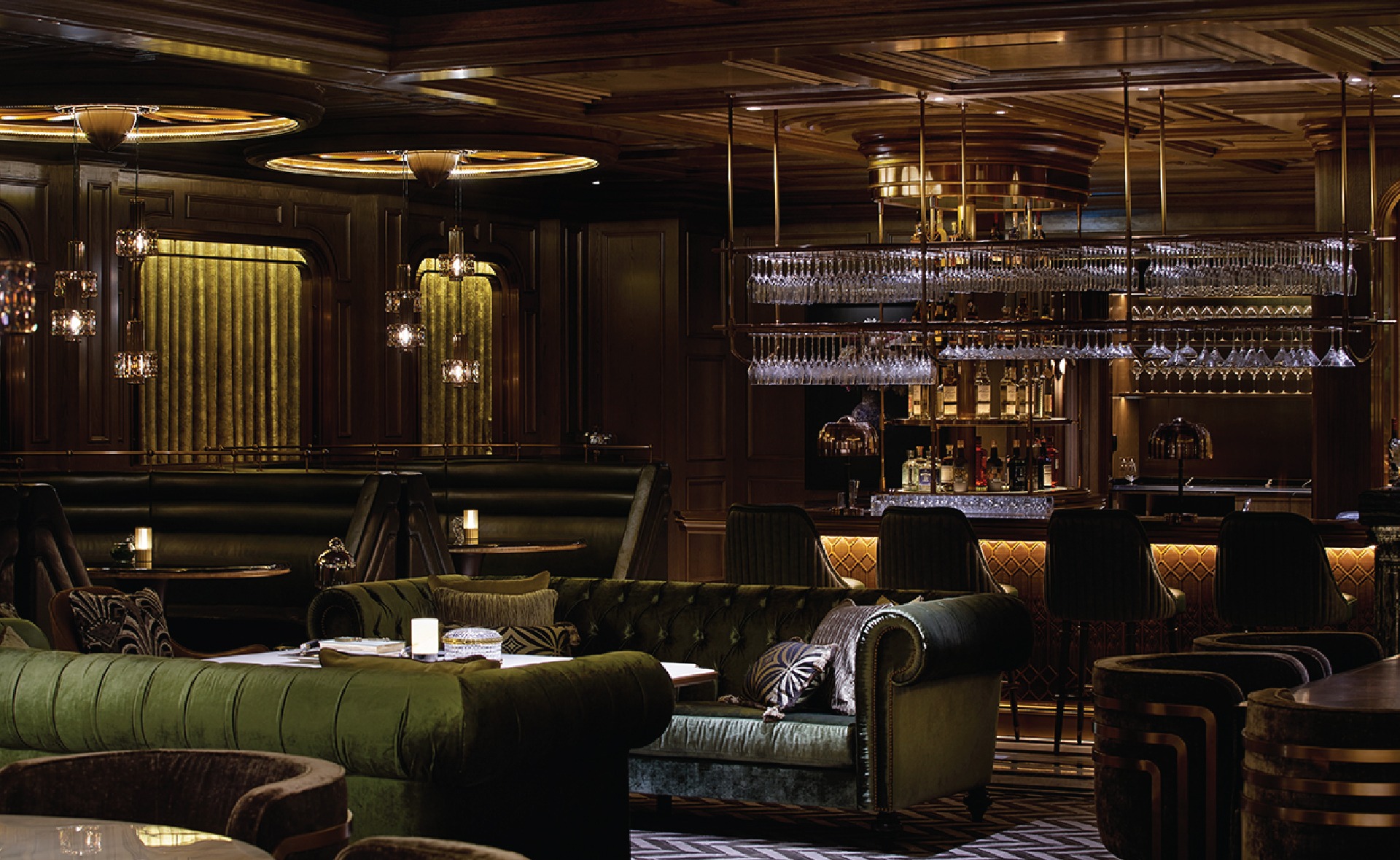 Eleganckie wnętrze gastronomiczne z komfortową strefą lounge